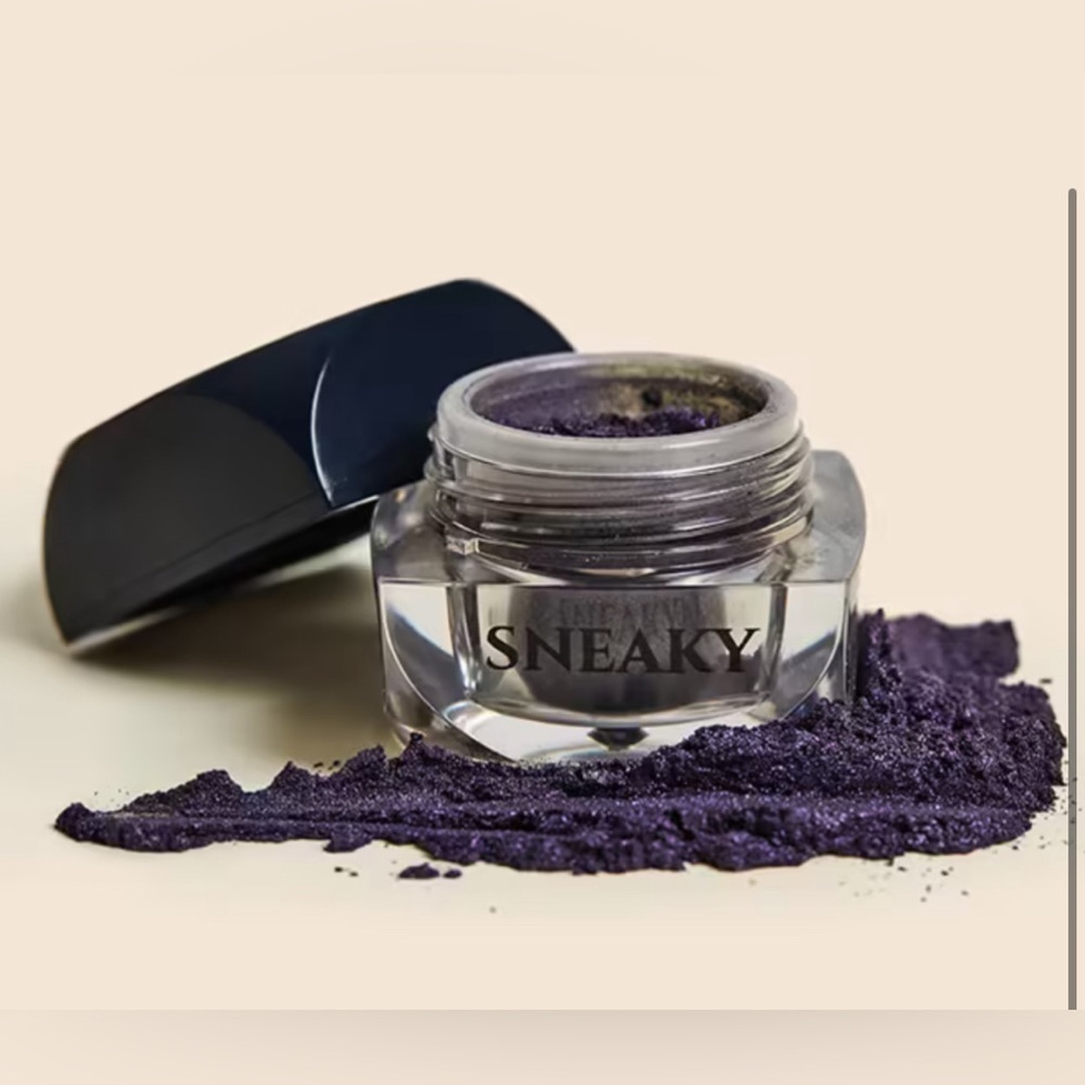 Furless Loose Eyeshadow Pigment in Sneaky